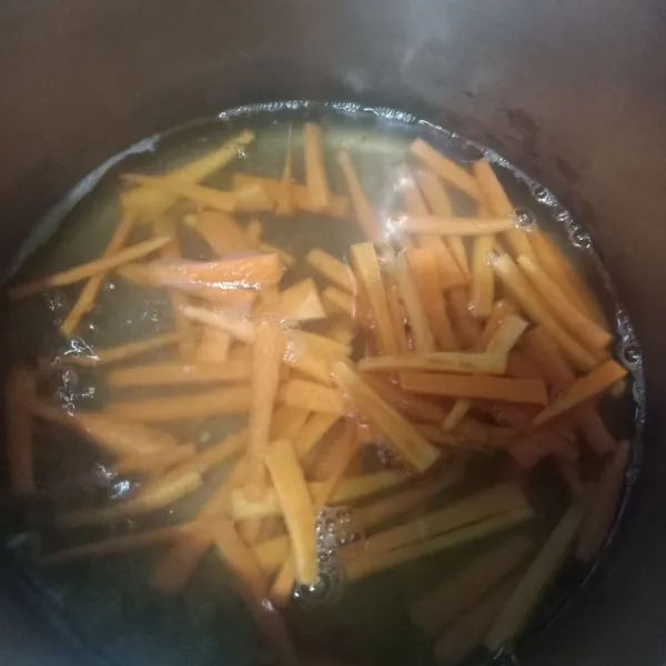 Siapkan panci lalu rebus wortel sampai empuk. Setelah matang, angkat dan sisihkan.