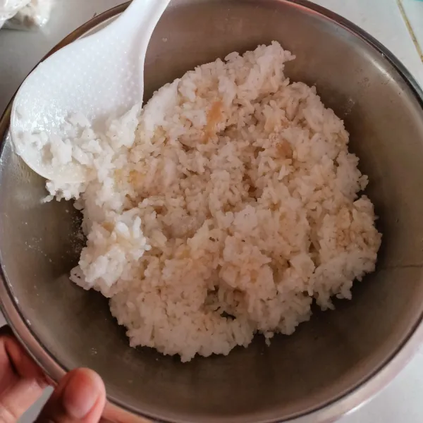 Siapkan nasi lalu beri minyak wijen dan garam. Aduk rata.
