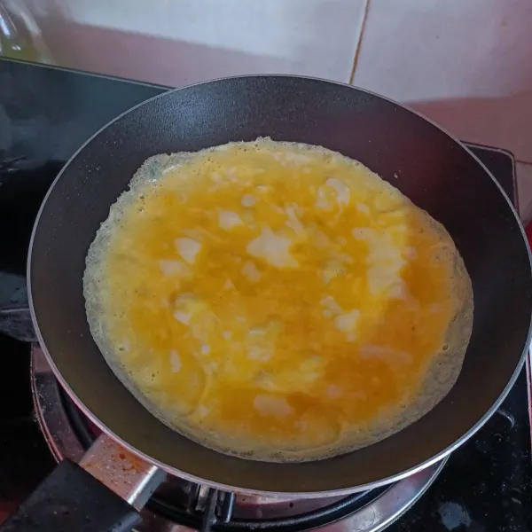 Kocok lepas 1 butir telur, beri sejumput garam dan goreng diatas teflon anti lengket sampai matang. Setelah matang, angkat dan potong memanjang.