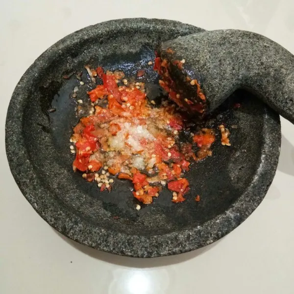 Tambahkan gula pasir dan garam. Aduk rata kembali.