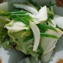 Masukkan sawi, bawang bombay, dan irisan daun bawang.