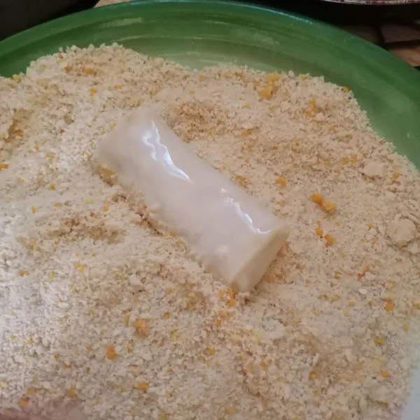Celupkan kedalam larutan terigu lalu gulingkan pada tepung panir. Lakukan sampai selesai.