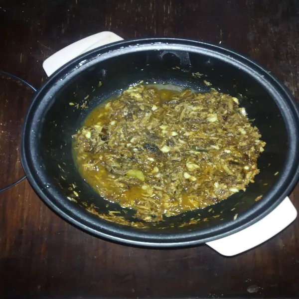 Tambahkan air, biarkan hingga mendidih.