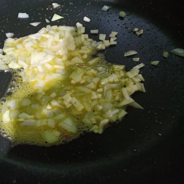 Di pan yang berbeda tumis bawang putih dan bombai dengan margarine hingga harum.