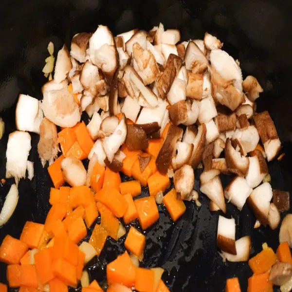 Tambahkan wortel dan jamur, tumis sampai matang.
