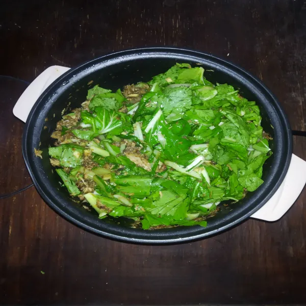 Selanjutnya masukkan sawi, aduk merata hingga sawi layu. Angkat dan sajikan.