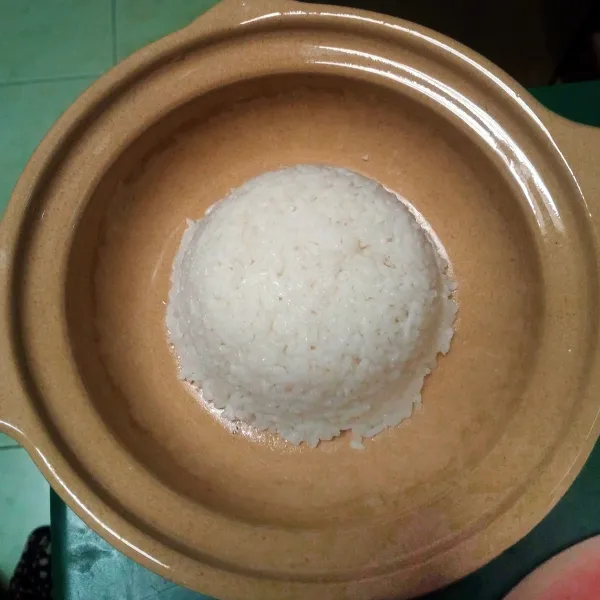 Siapkan satu cup nasi pada bowl hot plate.