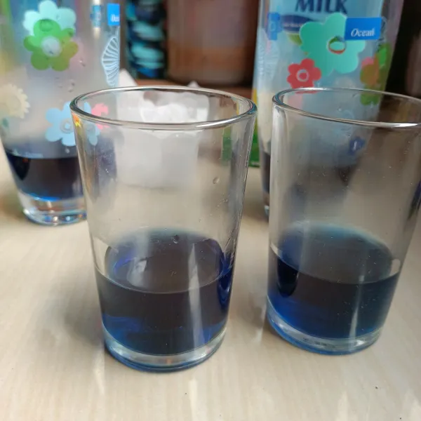 Siapkan semua bahan, tuang secukupnya sirup bunga telang kedalam gelas.
