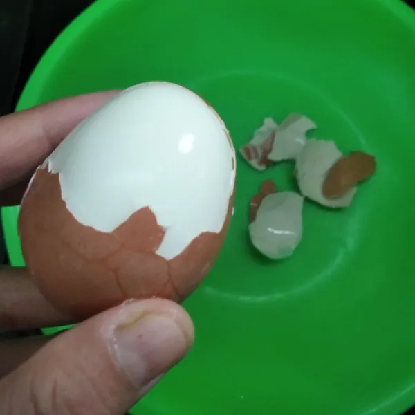 Telur siap dikupas dengan mudah.