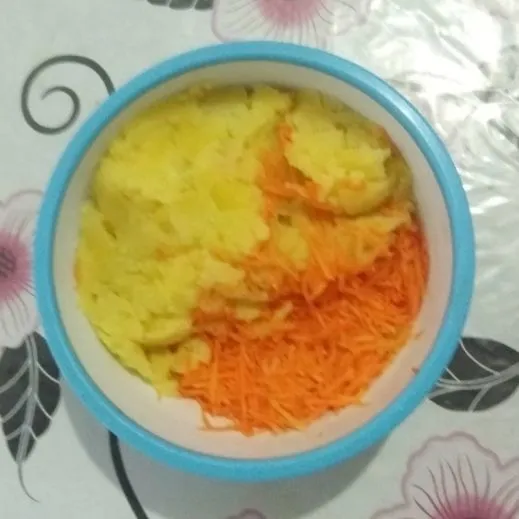 Masukan ulekan kentang dan parutan wortel ke dalam mangkuk.
