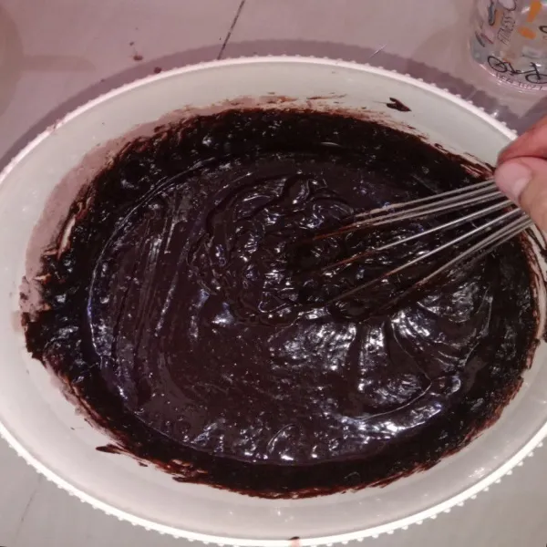 Masukkan adonan kering tepung terigu dan coklat bubuk ayak ke adonan basah. Aduk sebentar hingga rata.