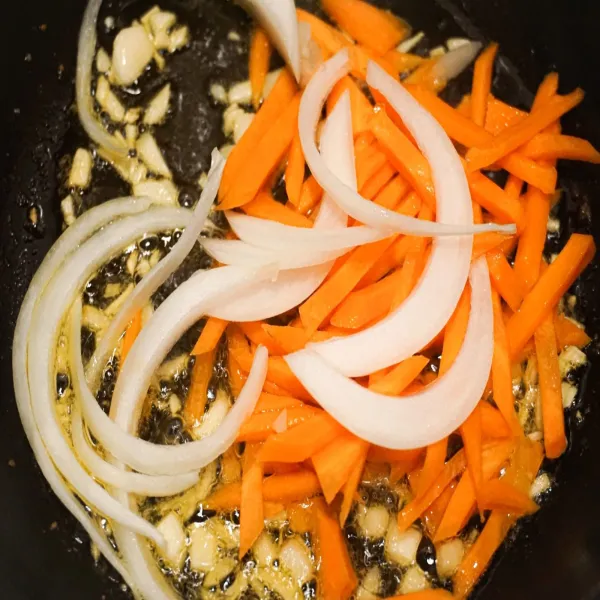 Masukkan wortel dan bawang bombay, tumis sampai matang.
