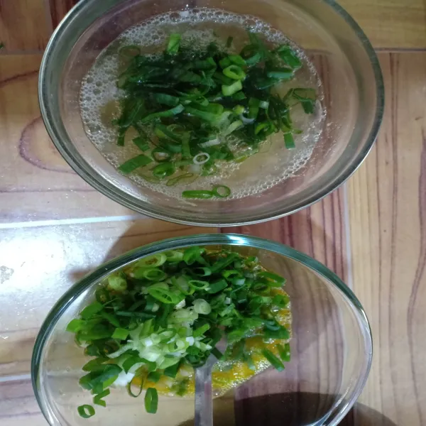 Tambahkan irisan daun bawang. Kocok lagi.