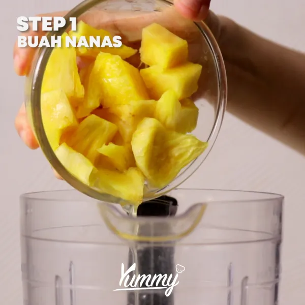 Masukkan buah nanas, susu kental manis, dan es batu ke dalam blender, blender hingga halus.
