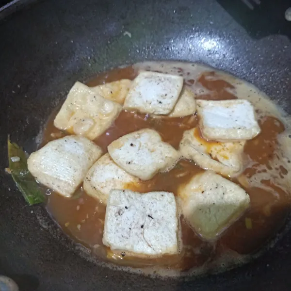 Setelah rasa saus sudah pas, masukkan tahu yang sudah digoreng terlebih dahulu.