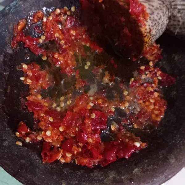 Tuang minyak panas bekas menggoreng jamur. Sajikan jamur krispi dengan sambal dan lalapan mentimun.