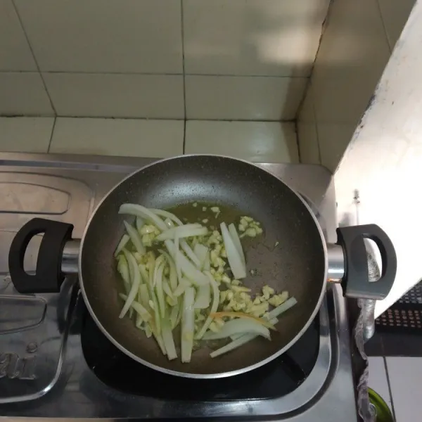 Tumis bawang putih dan bawang bombay sampai harum.