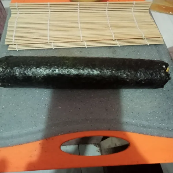 gGulung perlahan sambil menahan isiannya, gulung pelan dan padatkan.