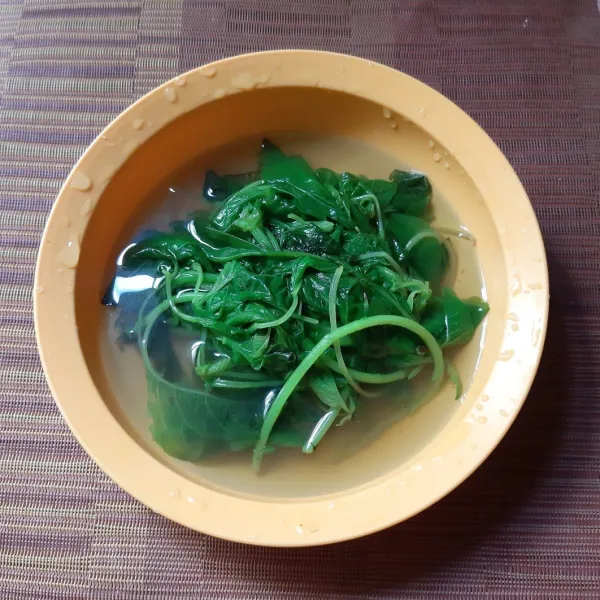 Angkat bayam dan rendam di air dingin
