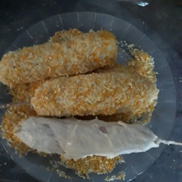 Celupkan sosis kedalam adonan sampai sosis tertutup adonan lalu gulingkan ke dalam tepung panir