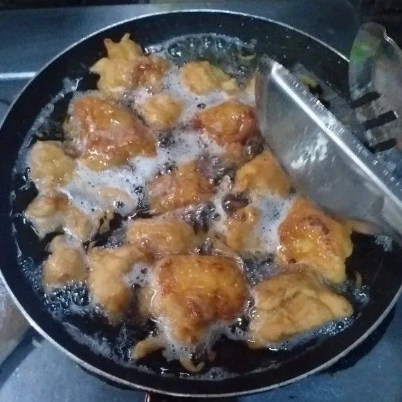 panaskan kembali minyak, goreng kembali ayam tadi selama 12 menit dengan api kecil. teknik 2x goreng membuat hasil ayam yang krispy dan tahan lama. angkat tiriskan.