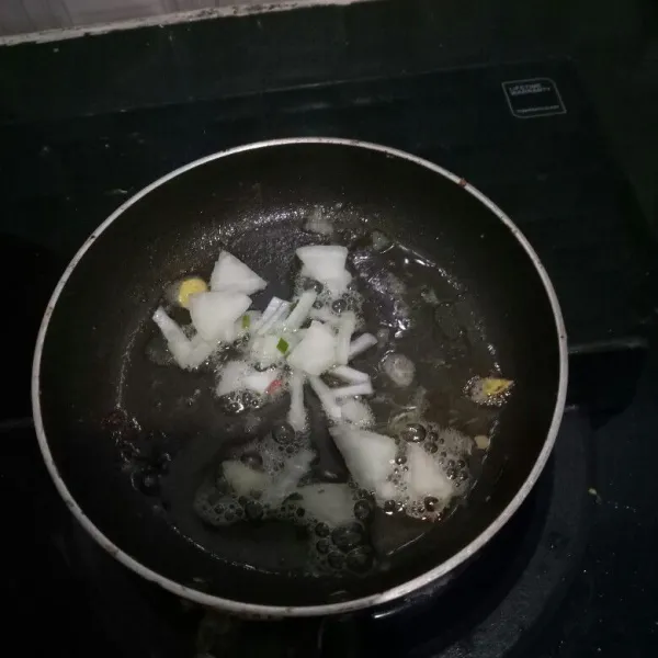 Tumis bawang bombay