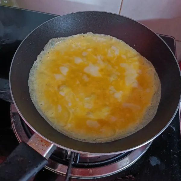 Kocok lepas telur dan beri sedikit garam. Dadar tanpa minyak dalam pan anti-lengket. Setelah matang, angkat dan sisihkan.