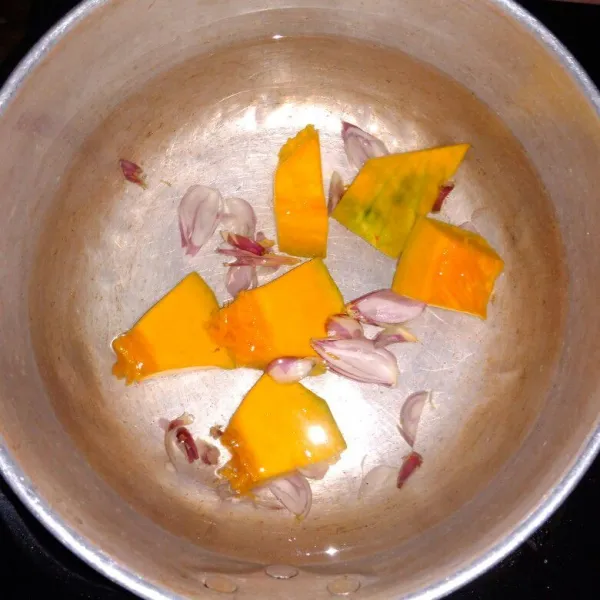 Rebus air secukupnya, masukkan labu kuning dan bawang merah, rebus sampai labu lembut.