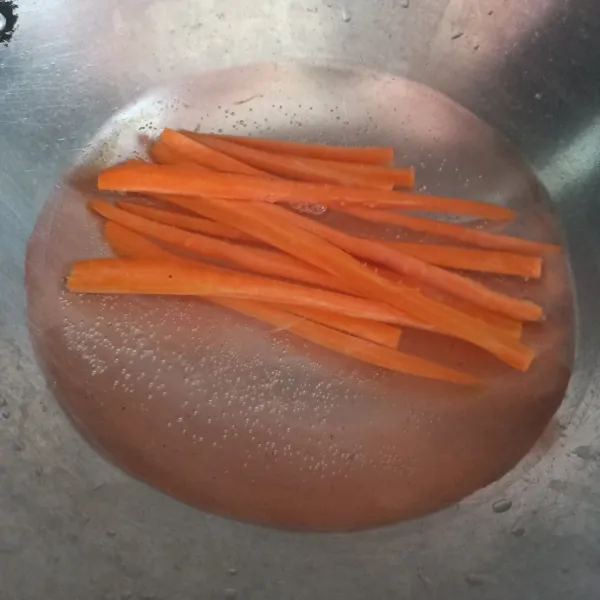 Kupas wortel, potong tipis memanjang kemudian rebus. Angkat dan sisihkan.