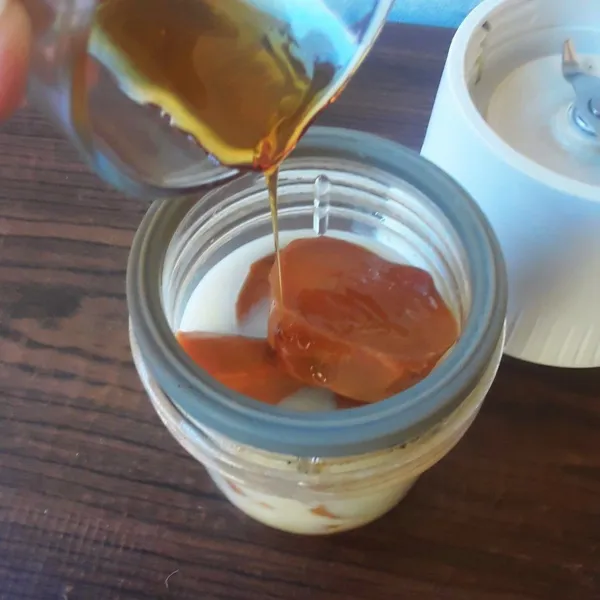Masukkan ubi madu dan 150 ml susu cair ke dalam blender. Tambahkan madu lalu blender hingga halus.