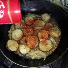Bumbui dengan saus tiram, kecap asin, gula pasir, lada bubuk dan bubuk cabai.