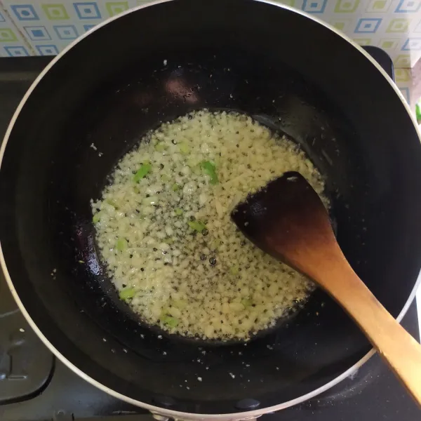 Panaskan minyak pada wajan anti-lengket, tumis bawang putih hingga harum.