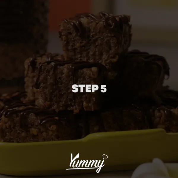 Nutella Selai Kacang Bar siap disajikan dengan lelehan coklat chips sebagai topping di atasnya.