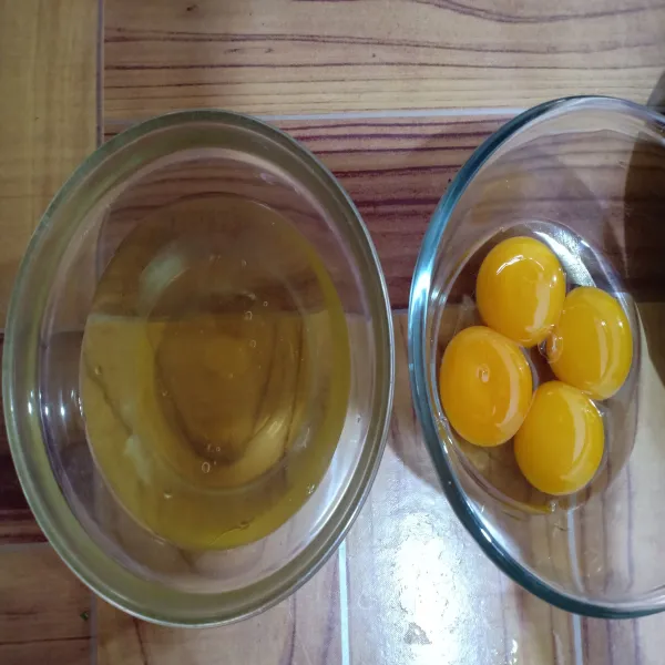 Pecahkan telur, pisahkan kuning dan putih telurnya.