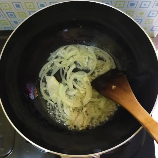 Panaskan minyak goreng, tumis bawang bombay dan bawang putih. Masak hingga harum.
