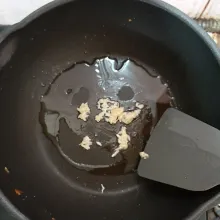 Tumis bawang putih hingga wangi.