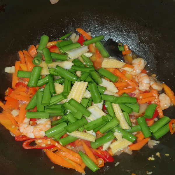 Masukkan wortel, buncis dan jagung putren tumis hingga sedikit layu.