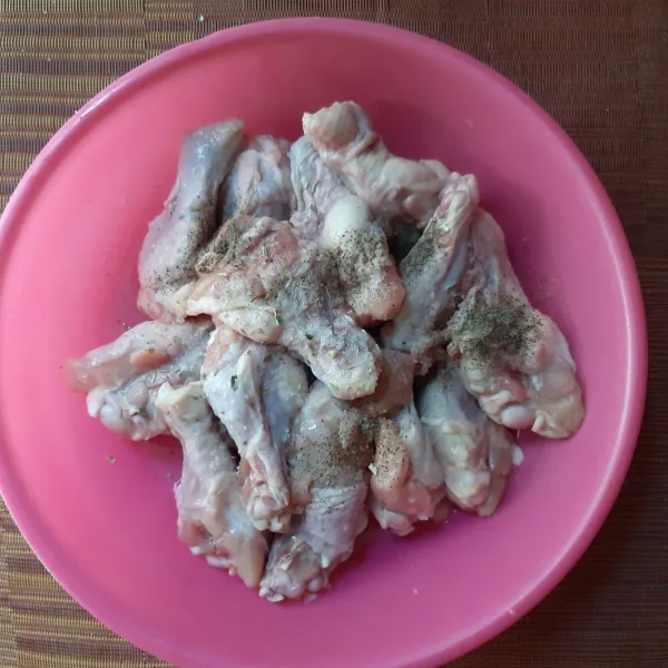 Bumbui ayam yang sudah bersih dengan garam, merica, dan oregano secukupnya. Aduk rata.