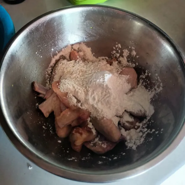 Beri tepung terigu dan maizena, remas dan ratakan sampai semua terbaluri tepung.