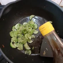 Beri minyak wijen dan daun bawang, aduk rata. Sajikan.