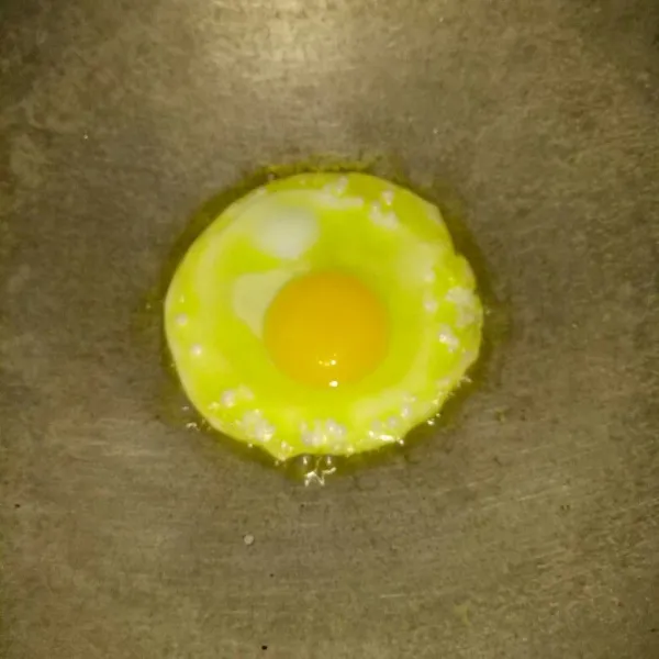 Siapkan pan dan panaskan minyak. Ceplok telur,masak setengah matang. Angkat.
