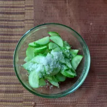 Letakkan dalam wadah, beri garam, remas dan diamkan 10 menit. Bilas dengan air bersih sambil diperas.