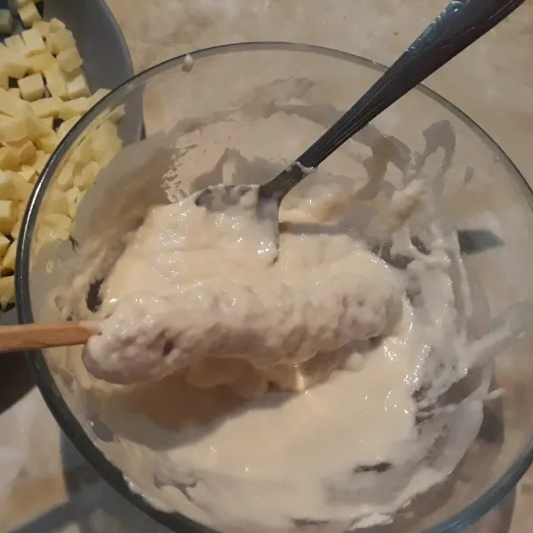 Balutkan adonan tepung pada sosis