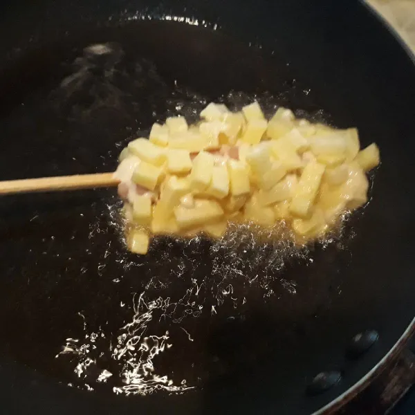 Goreng dengan api sedan sampai matang semuanya.Angkat sajikan dengan saus mayonaise dan saus sambal