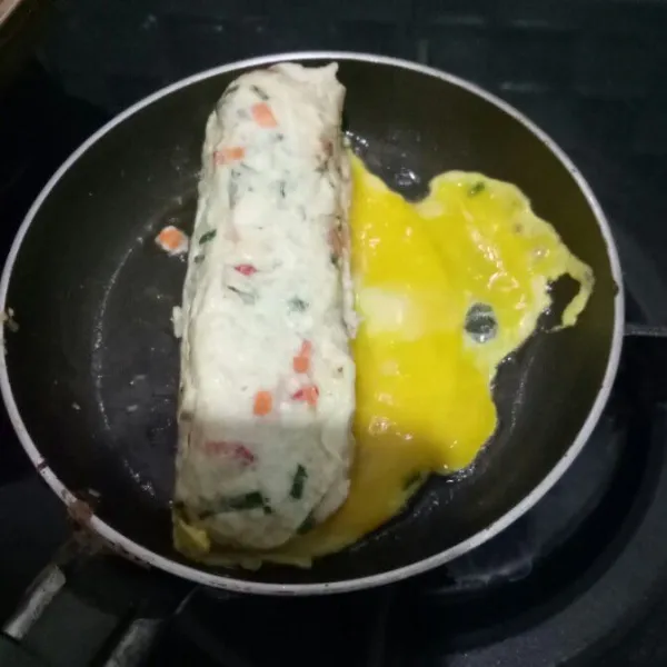 Lanjutkan dengan bagian kuning telur setelah putih telur habis
