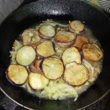 Masukkan terong dan air, aduk rata.