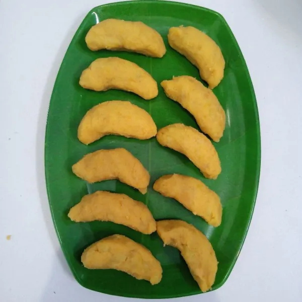 Kukus ubi sampai matang lalu haluskan dengan ditumbuk. Campur dengan gula pasir dan uleni sampai tercampur rata. Kemudian bentuk.