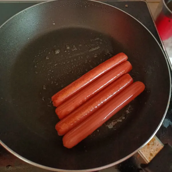 Setelah itu goreng sosis dengan sedikit minyak sampai matang.
