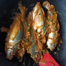 Baluri/marinasi ikan dengan bumbu hingga rata dan diamkan 5 menit agar bumbu meresap.