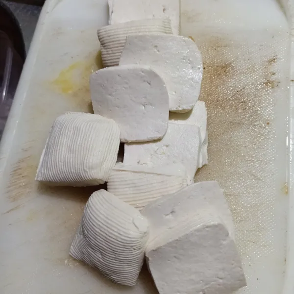 1 buah tahu iris dari pinggirnya bisa di potong 2 atau 3 bagian.